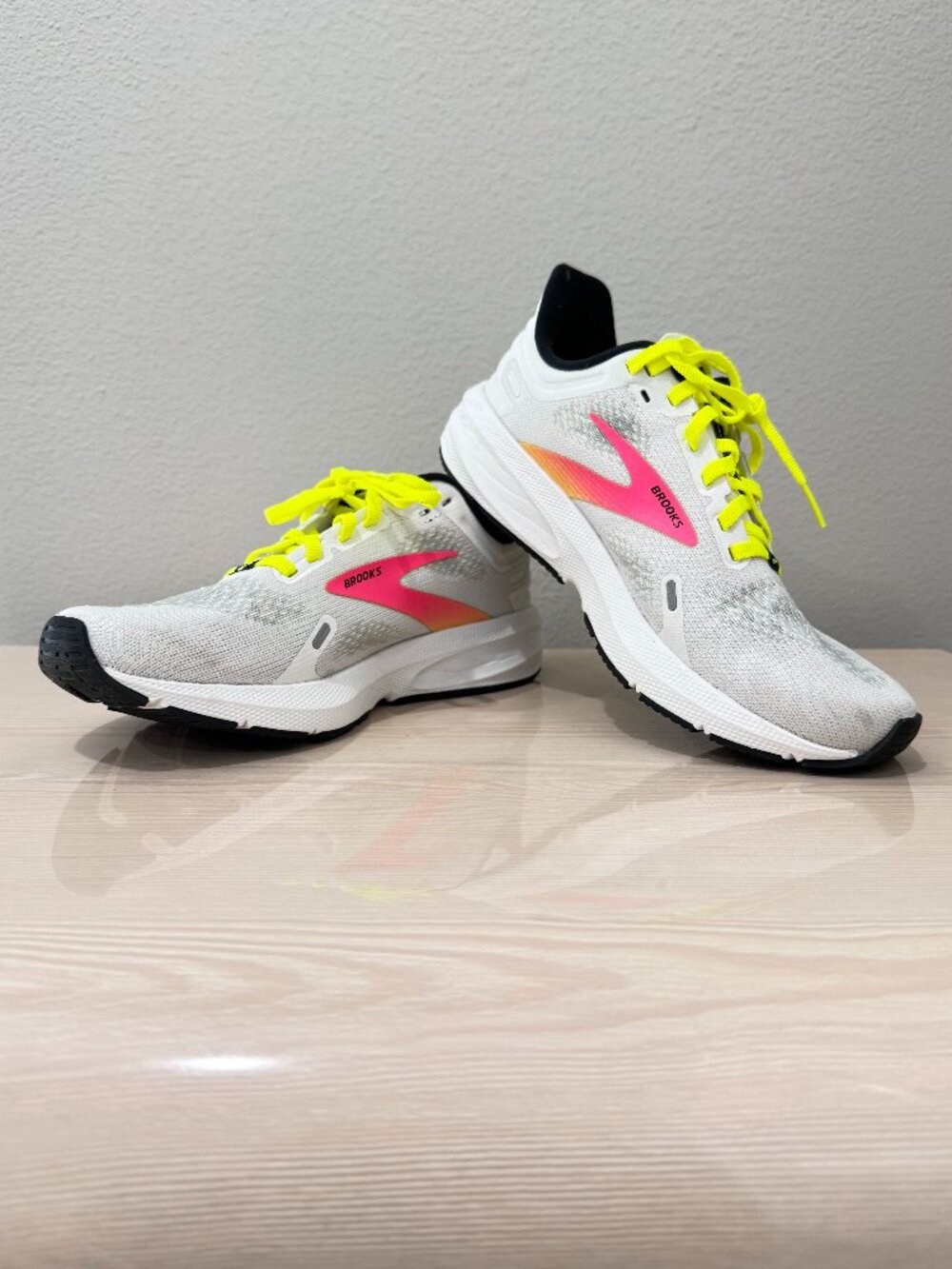 Brooks Launch 7 Women's Running Shoe Grey/Neon Pink/Neon Yellow Laces Size 7